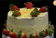 طريقة تحضير كيكة الليمون بالزبادي وصوص الفراولة