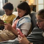 كيف نحقق التوازن بين وسائل التواصل الاجتماعي ونمو عقول الأطفال