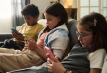 كيف نحقق التوازن بين وسائل التواصل الاجتماعي ونمو عقول الأطفال