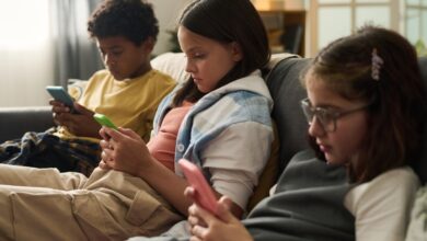 كيف نحقق التوازن بين وسائل التواصل الاجتماعي ونمو عقول الأطفال