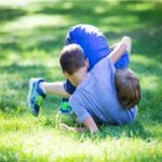 لماذا يضرب طفلي الأطفال الآخرين ؟ وكيف يمكنني مساعدته على التوقف ؟