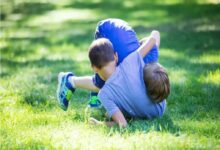 لماذا يضرب طفلي الأطفال الآخرين ؟ وكيف يمكنني مساعدته على التوقف ؟