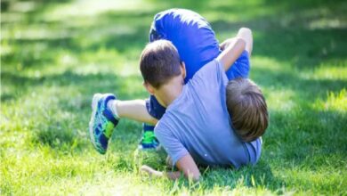 لماذا يضرب طفلي الأطفال الآخرين ؟ وكيف يمكنني مساعدته على التوقف ؟