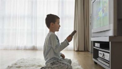هل شاشات التلفزيون تسبب التوحد أو تأخر النطق ؟