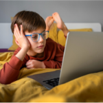 هل يزيد الكمبيوتر والموبايل من الأمراض الحديثة عند أطفالنا ؟