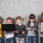 مخاطر ومحاسن الأجهزة الذكية على الأطفال والمراهقين