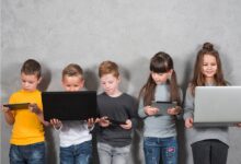 مخاطر ومحاسن الأجهزة الذكية على الأطفال والمراهقين
