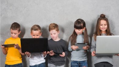 مخاطر ومحاسن الأجهزة الذكية على الأطفال والمراهقين